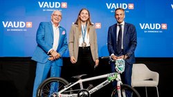 Michel Rochat (Vaud Promotion), la cycliste BMX Zoé Claessens et Christophe De Kepper (CIO).