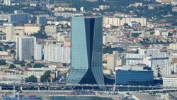 Dans son communiqué, CMA CGM se dit "aligné sur la vision du développement maritime de l'Inde". "Le groupe a déjà immatriculé quatre navires sous pavillon indien en 2025, prévoit le recrutement de 1000 marins indiens d'ici la fin de l'année, et en embauchera 500 supplémentaires en 2026".