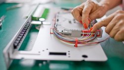 La disponibilité des composants électroniques notamment s'étiole, alors que leur prix emprunte le chemin des cimes.