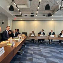 La délégation AELE-UE du Parlement suisse mène actuellement des discussions aux États-Unis. Le président de la délégation AELE-UE est Damian Müller (à gauche), conseiller aux États lucernois du PLR.