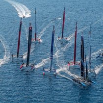 Les équipes de SailGP lors de l’étape de Saint-Tropez. Ces bateaux naviguent en flotte à des vitesses proches des 100km/h et offrent un spectacle époustouflant.
