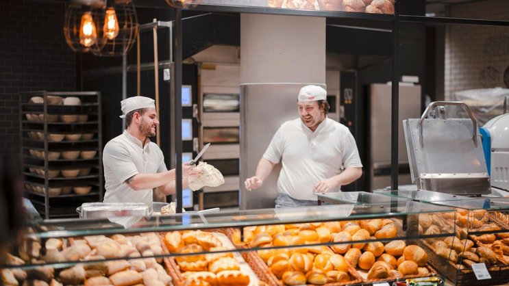 Outre les changements d’habitudes alimentaires, les boulangeries indépendantes souffrent aussi de la concurrence de la grande distribution. Migros, par exemple, a mis en place des espaces dédiés aux produits boulangers.