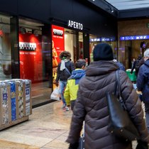 La guerre des prix et la pression de la concurrence continuent de peser sur le commerce de détail en Suisse. Ici, un magasin Aperto dans la gare CFF de Cornavin. (archive)