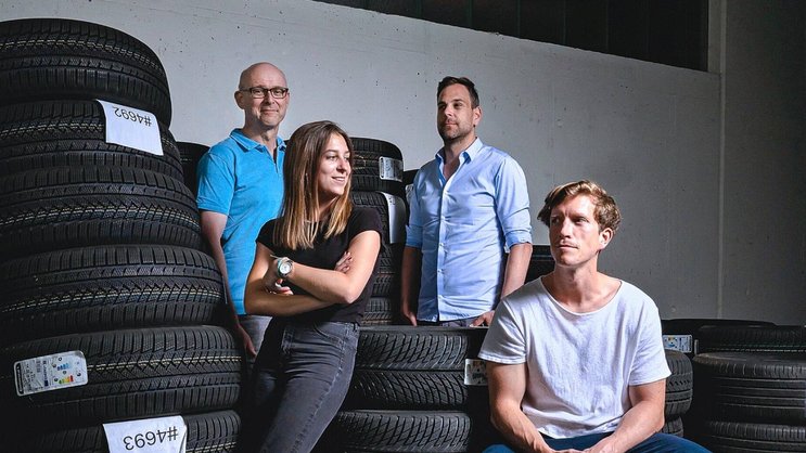 Ils révolutionnent le marché automobile. L’équipe de Carvolution (de g. à dr.): Bernhard Drüner, Léa Miggiano, Olivier Kofler et Luis Wittwer.