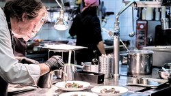 Frédérik Kondratowicz, chef de l’Hôtel de Ville à Fribourg, a l’habitude de se fournir au marché, où il connaît bien les producteurs.