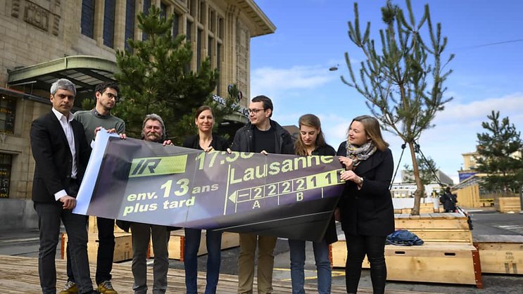 Des conseillers communaux de six partis lausannois ont exprimé leur colère lundi face au retard de plusieurs années annoncé pour le chantier de la gare de Lausanne.
