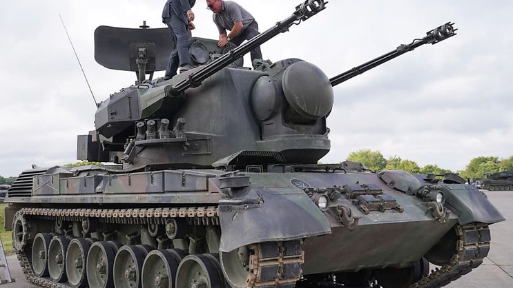 L'Allemagne voudrait que la Suisse lui permette de livrer des munitions pour les blindés Gepard (ici lors d'une visite d'instruction du chancelier Olaf Scholz).