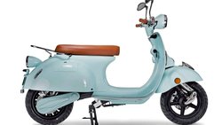 Kito a été fondée en Allemagne en 2013 et s’est installée en Suisse en 2015. Markus Van Grinsven rachète la marque pour la Suisse en 2023. Les scooters électriques Kito au style rétro se déclinent en trois motorisations différentes: 45 km/h, 65 km/h et 85 km/h, coûtant entre 3600 et 5500 francs.