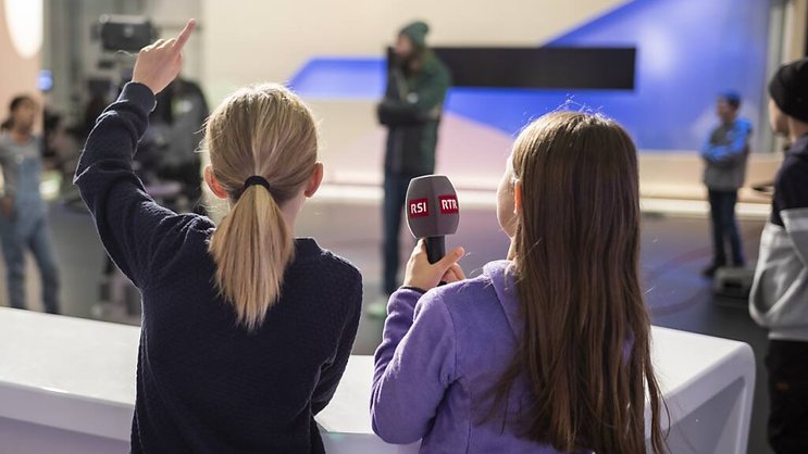 Deux jeunes participantes explorent le studio de télévision de la SSR au centre des médias du Palais fédéral lors de la journée Futur en tous genres de l'agence de presse Keystone-ATS.