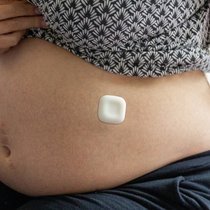 Porté sur le côté du ventre, le patch peut par exemple anticiper la rupture prématurée des membranes à cause d’un excès de liquide amniotique. Mais il pourrait en réalité être porté ailleurs sur le corps, comme un lecteur de glycémie.