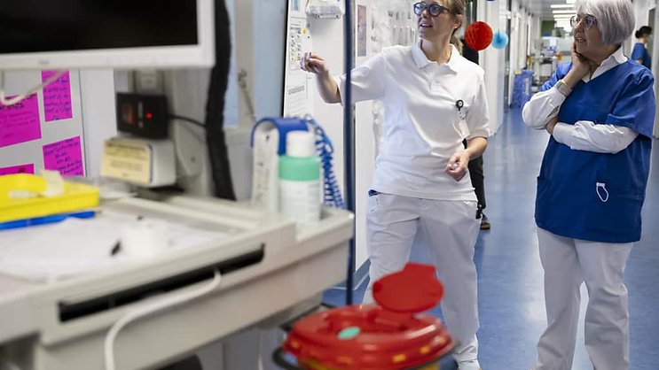 Elisabeth Baume-Schneider (à droite) a apprécié de pouvoir échanger avec des soignants du CHB de Bienne (BE) et a loué leur capacité à faire preuve en même temps de compassion, d'expertise et de technicité.