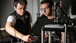 Marwan El Chazli (à droite), cofondateur de Myriad Optics. Avec son équipe, il finalise actuellement l’étude de faisabilité de sa solution.