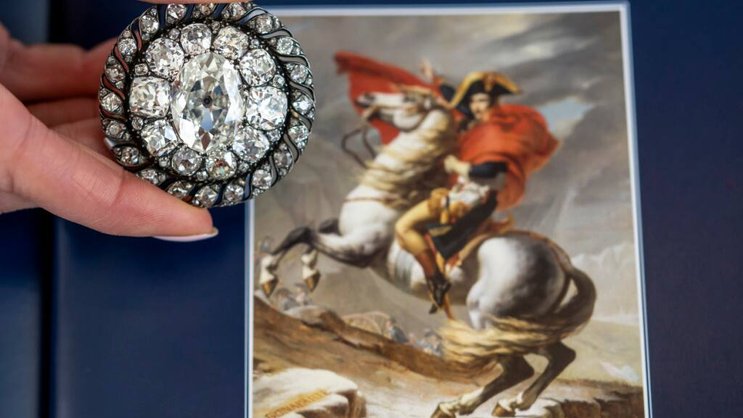 La broche faisait partie des effets personnels que l'empereur avait dû abandonner dans sa fuite dans la plaine de Waterloo.