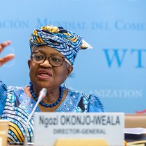 La directrice générale de l'Organisation mondiale du commerce (OMC) Ngozi Okonjo-Iweala demande aux membres d'oeuvrer pour diminuer les effets de la guerre au Moyen-Orient pour le commerce mondial.