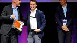 Olivier Eyries (au milieu), cofondateur de Saporo, lors de la remise du Prix Tech4Trust 2022.
