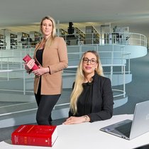 Zoé Berry (à g.) et Kyriaki Bongard, les cofondatrices d'Ex Nunc Intelligence.
