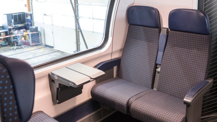Les CFF réduisent progressivement le nombre de poubelles à proximité des sièges dans les trains. Les coûts de nettoyage diminuent ainsi chaque année de plusieurs millions de francs. (Photo d'archive)