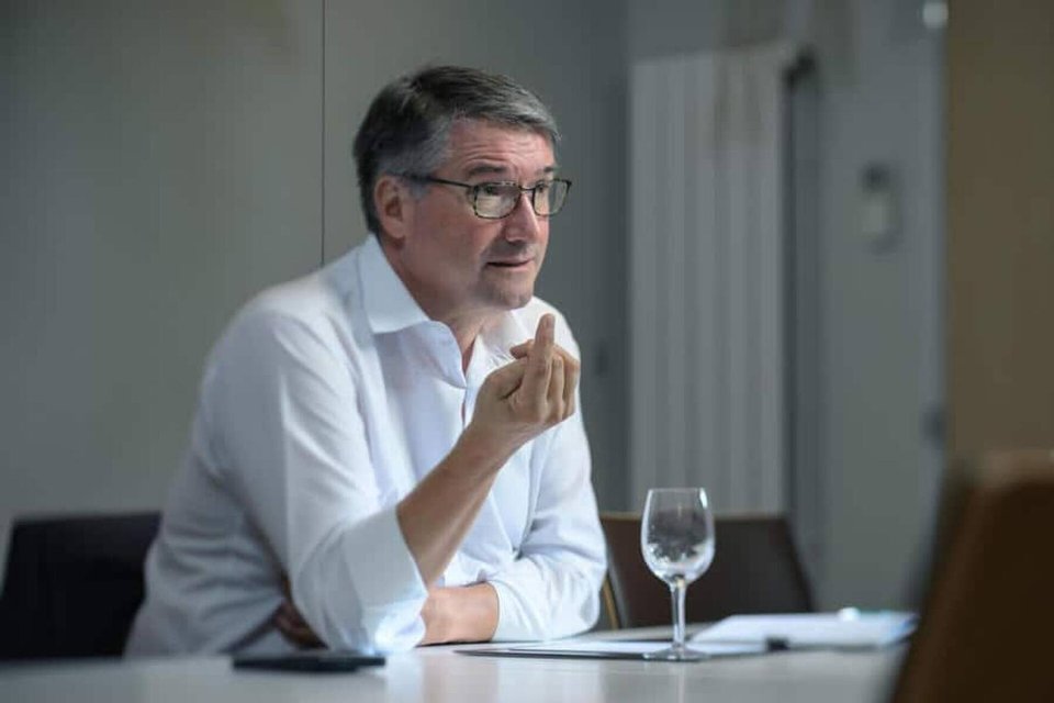 L'un des hobbies du président de la Poste est les échecs.