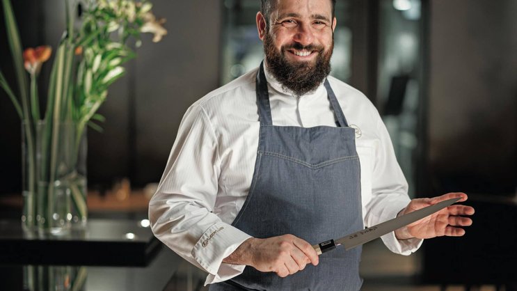 Romain Paillereau, barbe d’armailli, âme de Dzodzet, vient d’entamer la plus longue ligne droite de sa carrière en reprenant le Restaurant des Trois Tours, à Bourguillon (FR).