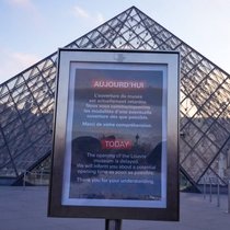 Un panneau indiquait lundi matin aux touristes que l'ouverture du musée du Louvre à Paris était "retardée".