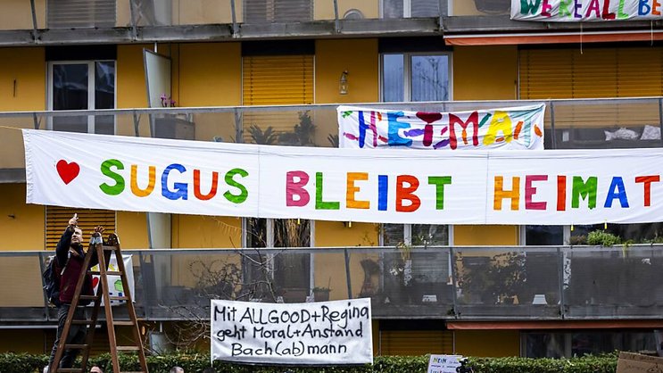 Des Zurichois ont manifesté dimanche après que les habitants de 105 appartements dans trois immeubles, surnommés "Sugus" en raison de leurs couleurs, ont reçu la résiliation de leur baux.