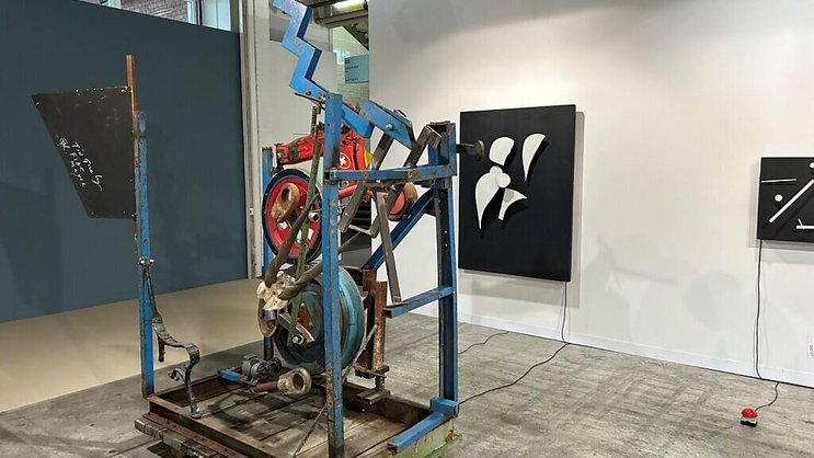 Pour sa première apparition à Art Basel, la galerie bâloise Mueller présente des machines de Jean Tinguely.