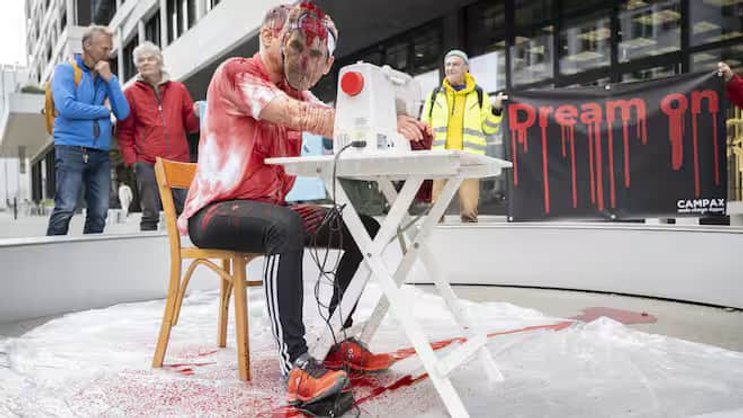 En Suisse, de nombreuses actions militantes ont déjà été menées contre des entreprises. L'une des plus récentes: une machine à coudre ensanglantée avec un activiste déguisé en Roger Federer devant le flagship store de l'entreprise de chaussures On à Zurich. Le mouvement citoyen Campax voulait protester contre les bas salaires versés par la marque au Vietnam.
