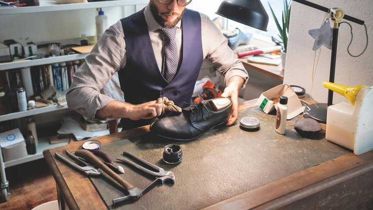 Aeschbach collabore avec la Manufacture Bel-Air, qui fabrique des chaussures made in Geneva sous la marque de Monsieur O.