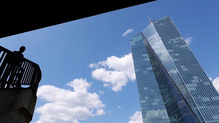 L'inquiétude porte sur la consommation et l'investissement des ménages et des entreprises, freinés par le resserrement de la politique monétaire de la Banque centrale européenne (BCE). (EPA/RONALD WITTEK)