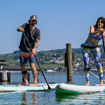 Des amateurs de stand-up paddle sur le lac de Zurich.