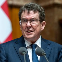 Le ministre de l'environnement Albert Rösti a dû répondre à plusieurs interpellations en lien avec les pesticides et la protection de l'eau au National.