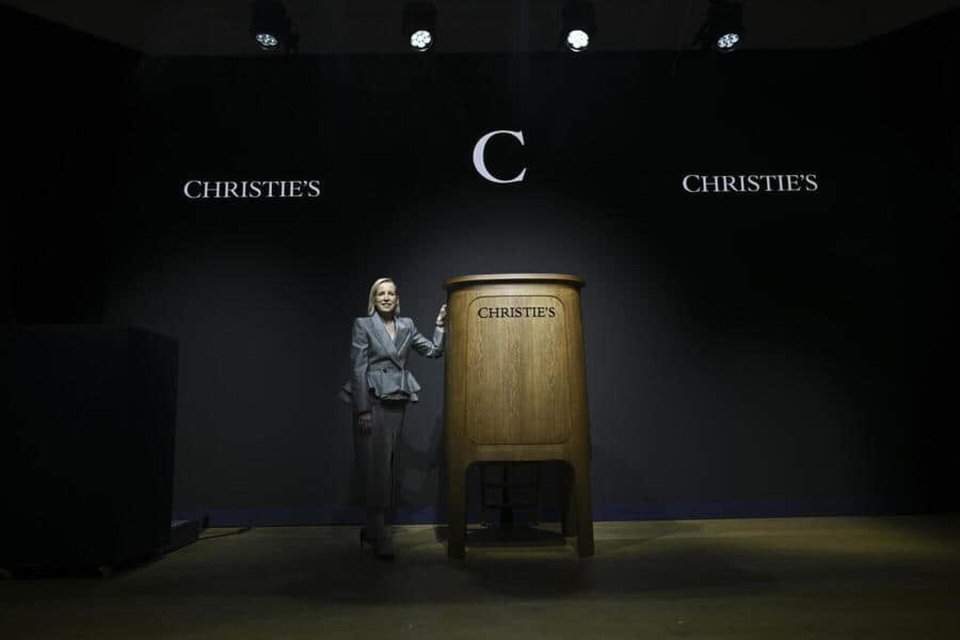 Bonnie Brennan avec le nouveau rostre de Sir Jony Ive.