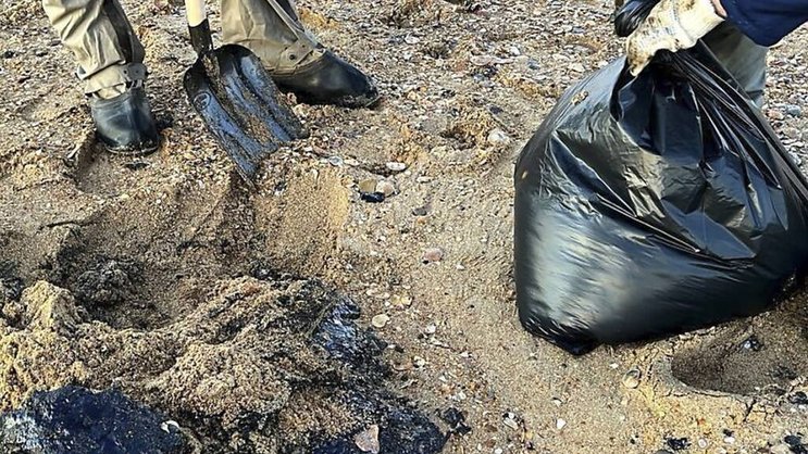 La marée noire n'en finit pas, à la suite de deux échouages de pétroliers le 15 décembre.