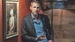 Yann Francey (photo) et son associé Arnaud Nebel, ont appris l'art de la production de rhum en partant de zéro, grâce à des livres spécialisés.