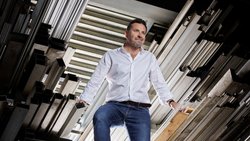 Xavier Dietlin dans les stocks de son atelier à Romanel-sur-Lausanne.