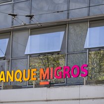 Pour 2026, Banque Migros s'attend à "de grosses incertitudes économiques et géopolitiques" sans donner de perspectives chiffrées. La direction se dit bien positionnée et entend s'appuyer sur sa "diversification et forte couverture en capitaux propres".