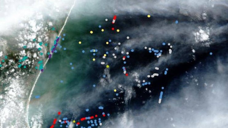 Les scientifiques ont testé le modèle d'IA à l'aide d'images satellites Sentinel 2 avec des conditions atmosphériques difficiles telles que les nuages et la brume. Les points rouges indiquent les déchets plastiques correctement identifiés.