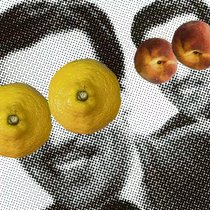 L'économiste George Akerlof a élaboré la théorie de l'asymétrie d'information. Il a comparé les bonnes voitures d'occasion à des pêches et les mauvaises à des citrons. Alors que le vendeur sait s'il vend un citron ou une pêche, l'acheteur ne possède pas ce savoir.