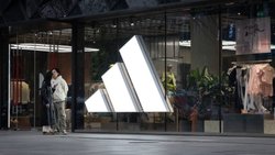 Adidas a commencé à réagir aux surcoûts douaniers en augmentant les prix de ses produits, notamment les chaussures, sur le marché outre-Atlantique.