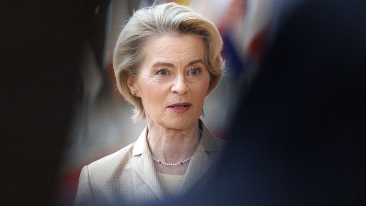 "Je peux annoncer que je vais proposer d'activer la clause de sauvegarde pour les investissements dans la défense. Cela permettra aux Etats membres d'augmenter substantiellement leurs dépenses en matière de défense", a déclaré Ursula von der Leyen.