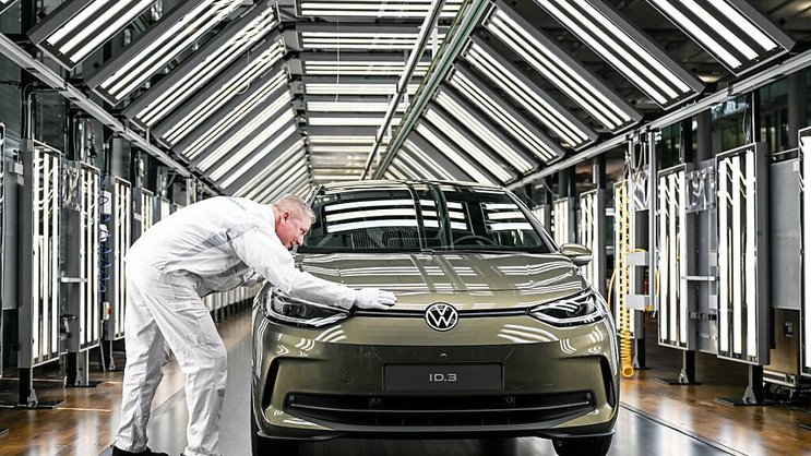 Les nouvelles immatriculations de véhicules purement électriques, à l'image de la VW ID.3, ont augmenté de 170,7% par rapport au même mois de l'année dernière (archives).