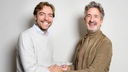 Jaume Sabater, fondateur de Stoneweg, et Anthony Collé, cofondateur de Fundim, lors de la signature.