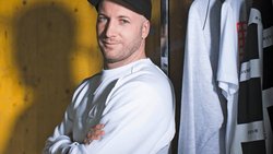 Sébastian Strappazzon rencontre le rappeur français Orelsan en 2014, lauréat de trois Victoires de la musique. Il fut la caution financière de l’entreprise Avnier à ses débuts.