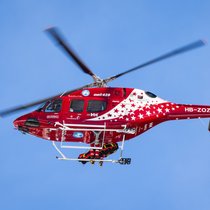 Les secouristes, dépêchés sur place à bord d'un hélicoptère d'Air Zermatt, n'ont rien pu faire pour le skieur (archives).