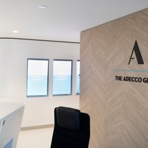 Pour le premier trimestre 2026, Adecco s'attend à une marge brute et des frais généraux et administratifs, hors éléments exceptionnels, globalement stables par rapport au trimestre précédent.