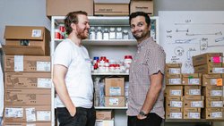 Les deux chercheurs effectuent un travail de détective «cellulaire»: Daniel Blessing (à g.) et Samir Ounzain.