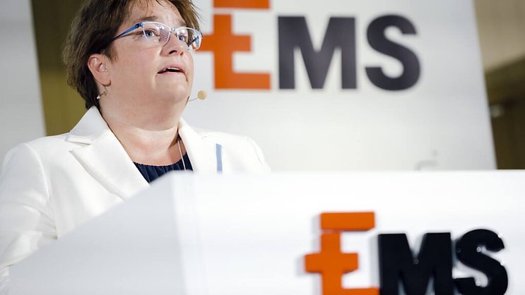 Confronté au ralentissement conjoncturel et aux effets négatifs des devises, le groupe dirigé par Magdalena Martullo-Blocher s'attend désormais à un repli de son chiffre d'affaires et de sa performance opérationnelle en 2023. (archives)
