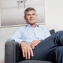 Denis Inkei a vécu plusieurs vies avant de développer sa propre méthode de gestion du stress. Il a formé plus de 3500 personnes à ce jour.