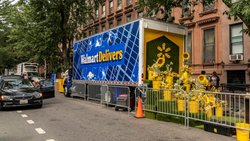 Un camion portant l'inscription Walmart à New York.