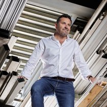 Xavier Dietlin dans les stocks de son atelier à Romanel-sur-Lausanne.